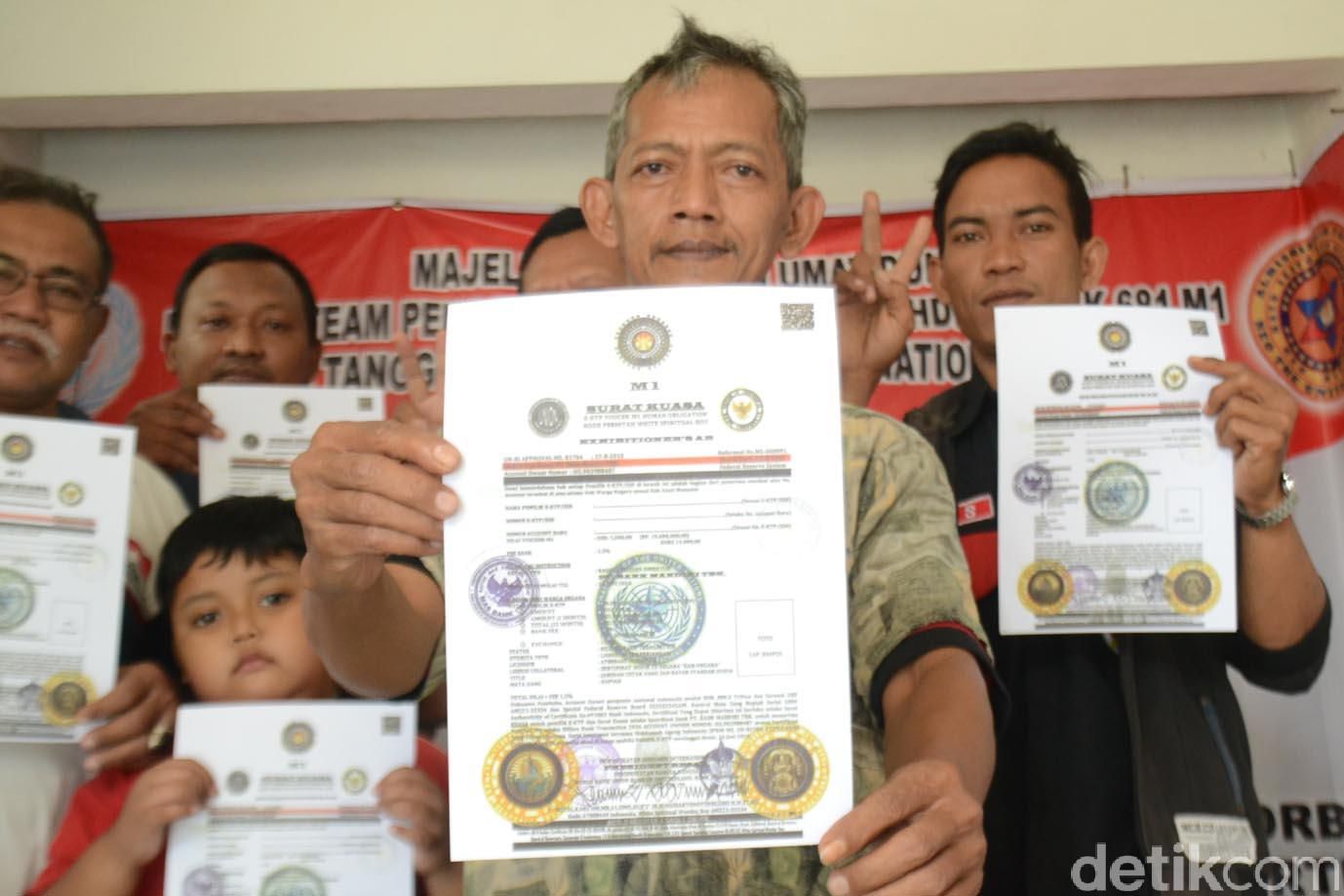 Relawan UN Swissindo di wilayah Pati, Jawa Tengah yang memegang voucher M1