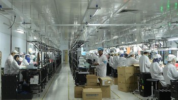 Masuk ke area produksi pengunjung akan diberikan beberapa pelindung tubuh diantaranya jubah putih, masker kepala dan masker sepatu. Setelah itu kita akan di-screening, benda jenis logam akan ditahan karena logam bersifat sensitif terhadap komponen ponsel. (Foto: Vivo/teks:Josina)
