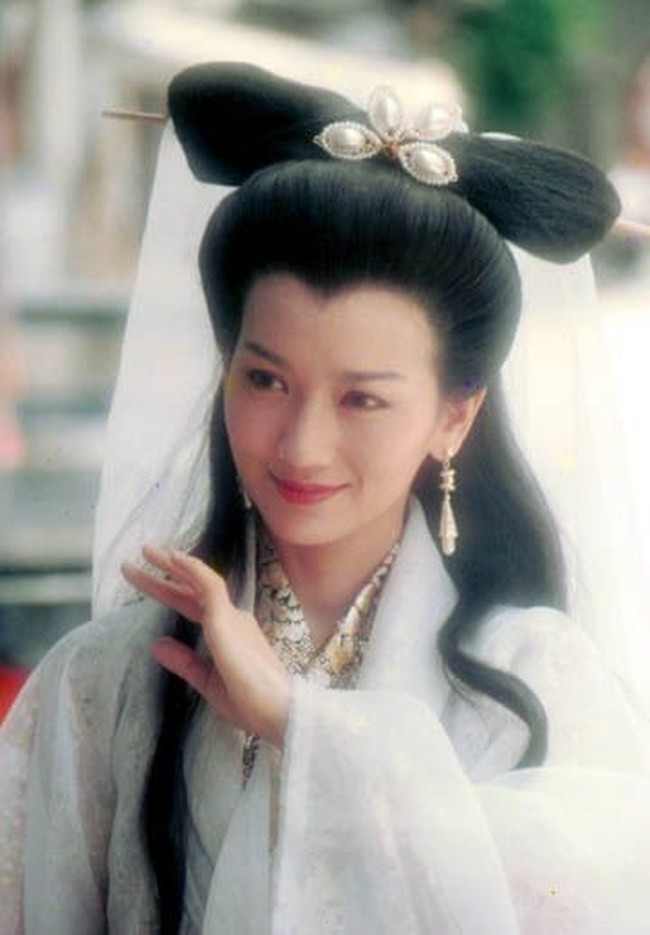 Inilah kecantikan Angie Chiu sebagai Bai Suzhen atau Pai Su Chen dalam serial Siluman Ular Putih. Serial tersebut berkisah tentang hubungan cinta sang siluman ular dengan manusia. Kisah cinta mereka harus melewati beberapa takdir buruk dan rintangan. Foto: Ist.