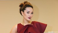 Zaskia Gotik pernah ditilang polisi karena kendaraannya melewati bahu jalan di jalan bebas hambatan. Foto: Hanif Hawari/detikHOT