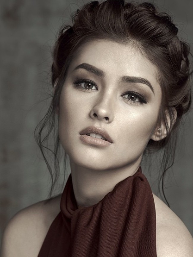 Kariernya di show-biz berawal di usia 13 tahun. Sejumlah film dan serial tv Filipina ia bintangi. Dari situ, Liza Soberano melebarkan sayapnya ke dunia modeling. (Foto: istimewa)