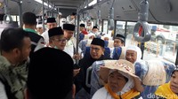 Menag ke Masjidil Haram dengan menggunakan bus Salawat (kendaraan yang sehari-hari dipakai jemaah) dari Kantor Urusan Haji (KUH) Daerah Kerja Mekah.