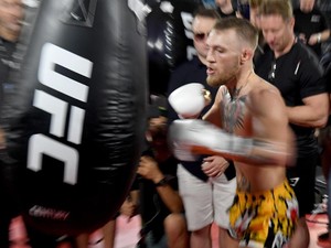 Tak Bisa Menyikut, Tendang, dan Piting, McGregor Mau Apa di Atas Ring?