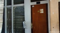 Di depan pintu tertempel dua kartu Pemutakhiran Data Pemilih Pemilu 2014.  (Foto: Dewi Irmasari/detikcom)