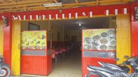 Alamatnya ada di Jl Dr Setia Budi No 100-102 dekat jembatan buntung di Jl Jenderal Sudirman. Ada dua ruangan ber-AC atau tanpa AC untuk pengunjung yang merokok (Fitraya/detikTravel)