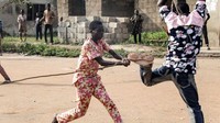 Salah satu bentuk perayaan Festival Egungun adalah mereka akan saling cambuk. Para pemuda saling berlomba menunjukan keberanian dan kekuatan mereka dihadapan para leluhur (BBC)