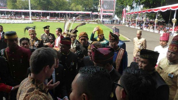  Daan yang tengah menunjukkan fotonya pada Jokowi (Becak Amsterdam/Facebook)