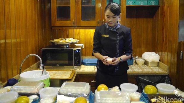Prami menyiapkan makanan (Kurnia/detikTravel)
