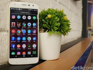 Moto Z2 Play, Ponsel Modular Ramping yang Tahan Lama