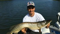 Selain liburan mewah, Ibra ternyata pernah juga liburan normal yang biasa-biasa saja, seperti pergi memancing bersama temannya. Ya, terkadang Dewa juga butuh sekali-sekali liburan ala manusia (Instagram/@iamzlatanibrahimovic)
