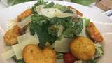 Kale Caesar Salad yang Segar Bernutrisi Mudah Diracik Sendiri