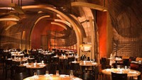 Salah satu dari tiga restoran Jepang papan atas di Dubai, Nobu punya kelebihan karena lokasinya. Berada di hotel Atlantis yang berbentuk seperti istana di Palm Island Dubai.