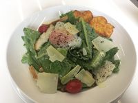 Kale Caesar Salad yang Segar Bernutrisi Mudah Diracik Sendiri