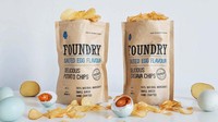 Buat Anda pencinta telur asin, ada Salted Egg Potato Chips yang dibuat dengan telur asin, berbagai macam bumbu dan rempah-rempah yang membuat rasanya lebih enak.