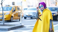 Koleksi mantelnya beragam warna. Foto: Instagram