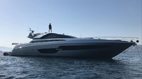 Kapal yacht super mewah ini milik operator Riva Yacht. Harga sewanya selangit! Mencapai Rp 400 jutaan per pekan (Instagram/@iamzlatanibrahimovic)