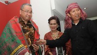 Mendes Eko Sandjojo menerima souvenir khas Danau Toba kain Ulos. Foto: dok Kemendes