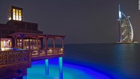 Terletak di ujung dermaga, Pierchic yang mewah merupakan tujuan makan romantis. Di sini bisa melihat pemandangan matahari terbenam di Teluk Arab.