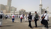 Jadwal salat Jumat pukul 12-an, tapi sejak pagi jemaah sudah bergerak. Foto diambil pada pukul.10.00 Waktu Arab Saudi.