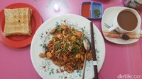 Inilah rekomendasi kuiner untuk dicoba di Coffeetoo. Roti kaya, mie sagu dan kopi susu. Enak banget! (Fitraya/detikTravel)