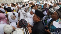 Menag Lukman Hakim Saifuddin ikut berdesak-desakan bersama jemaah.