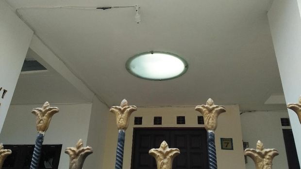 Lampu di depan rumah Dirjen Hubla menyala,