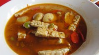 Ini sayur khas Betawi. Kuah sayur hangat yang asam dipadu dengan mangga muda dan tempe, tak lupa mencampurkan potongan jengkol ke dalamnya. Foto: detikFood