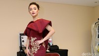 Ia terlihat cantik menawan dengan gaun merah menyapu lantai. Hanif Hawari/detikHOT