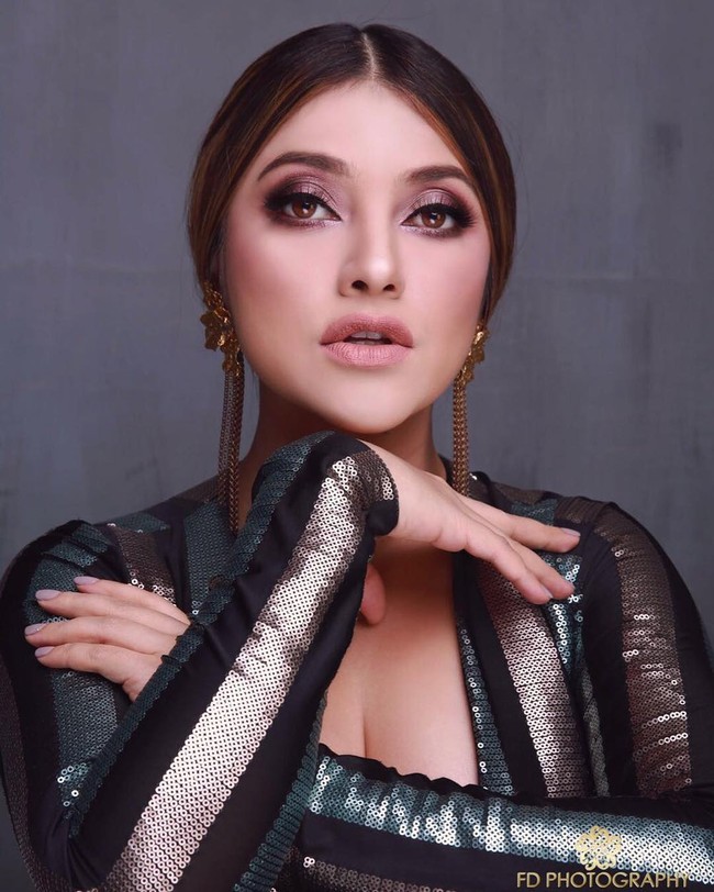 Dipantau dari akun Instagram @sazarita, Sarah Azhari cukup sering melakukan pemotretan. Dalam salah satu fotonya, ia tampak cantik dan seksi dengan makeup serta busana yang fierce. Foto: Instagram