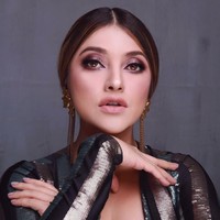 Dipantau dari akun Instagram @sazarita, Sarah Azhari cukup sering melakukan pemotretan. Dalam salah satu fotonya, ia tampak cantik dan seksi dengan makeup serta busana yang fierce. Foto: Instagram