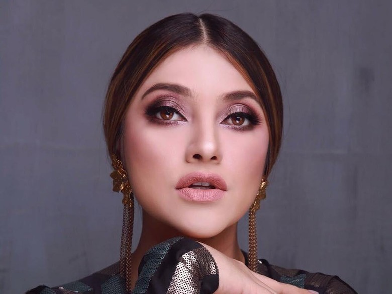 Rayakan Wisuda Anak, Sarah Azhari Ditanya Sosok Ayah Buah Hatinya