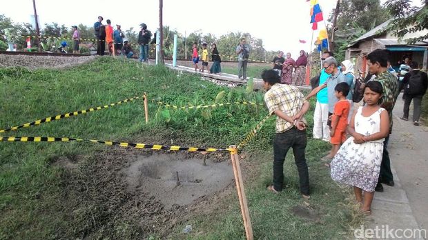 warga melihat lokasi semburan lumpur