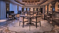 Enigma, tempat baru di Palazzo Versace Dubai yang mewah menarik banyak orang. Chef berubah tiap empat bulan dan membawa set menu yang diungkapkan pada malam hari.