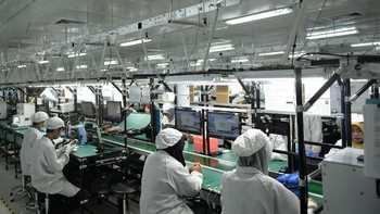 Selesai di bagian pengujian, masuk ke tahap labeling IMEI dan garansi pada ponsel. (Foto: Vivo/teks:Josina)