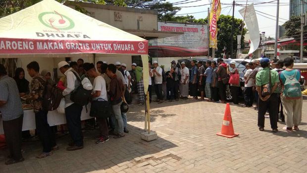 Simbol Toleransi di Warung Gratis Bagi Dhuafa