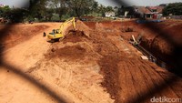 Para pekerja tampak mengerjakan ruas jalan tol tersebut.