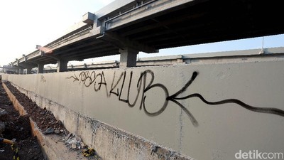 Foto: Keterlaluan, Tol Becakayu Dikotori Coretan Tangan Jahil