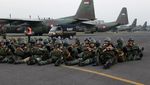 Melihat Prajurit Kostrad Latihan Terjun Payung