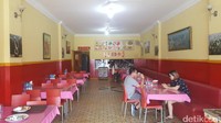 Suasana warung kopi ini sepi menjelang siang karena tradisi minum kopi di Pekanbaru dilakukan pagi-pagi. Warung kopi ramainya waktu sarapan pagi sambil berangkat kerja (Fitraya/detikTravel)