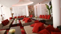 La Cantine du Faubourg merupakan salah satu tujuan populer dan penuh gaya. Pemakaian tirai putih dan langit-langit tinggi memberi suasana kafe yang mengundang.