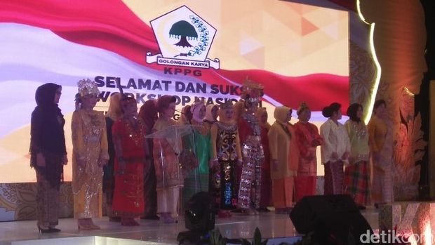 Para penari mengenakan busana adat Nusantara
