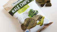 Keripiknya yang sangat renyah membuat Simply 7 Dill Pickle Kale Chips jadi pilihan keripik kentang yang tepat. Keripik ini memiliki aroma acar yang tidak terlalu menyengat seperti keripik lain.