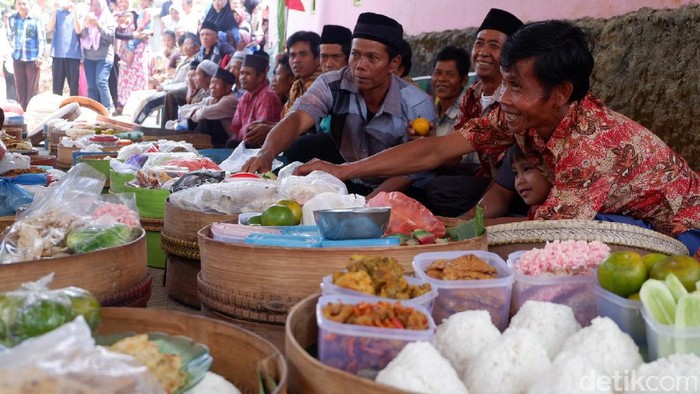 Tak Lagi Kesulitan Air Bersih, Warga Banjarnegara Gelar Syukuran