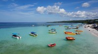 Bagi pemburu vitamin sea, Pantai Tanjung Bira adalah tempat yang cocok. (windra2/dTraveler)