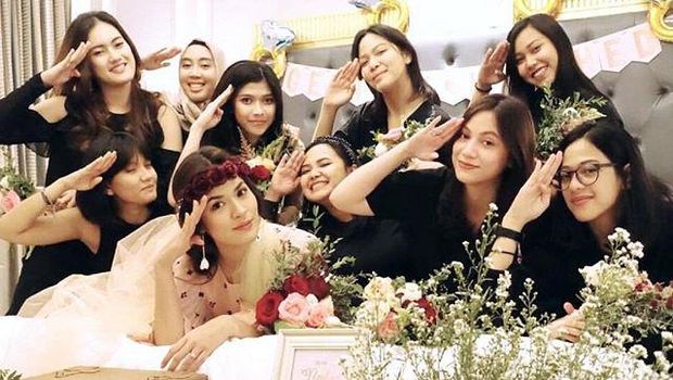 Kejutan bridal shower dari sahabat Raisa.