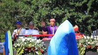Pantauan di lokasi, depan Gedung Sate, Jalan Diponegoro, Kota Bandung, Sabtu (26/8/2017), Presiden Jokowi naik kendaraan hias Kereta Pancasila.