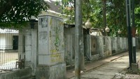 Seorang warga, Dita Wahyunita yang juga seorang analisis pemasaran mengatakan dirinya tidak nyaman berjalan di trotoar Jakarta.