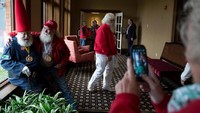 Sebuah sekolah di Midland, Michigan memiliki suasana yang berbeda dari sekolah biasa yaitu suasana natal setiap harinya (Christinne Muschi/Reuters)