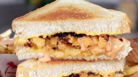 Bella Hadid mengunggah foto makanan dengan keterangan, Makananku tiap hari. Isianya grilled cheese, kentang goreng dan sedikit saus tomat. Foto: Istimewa