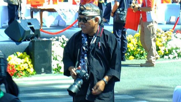 Kota Kembang Bandung menggelar Karnaval Kemerdekaan Pesona Parahyangan. Menteri PUPR Basuki Hadimuljono hadir dan bergaya ala fotografer.